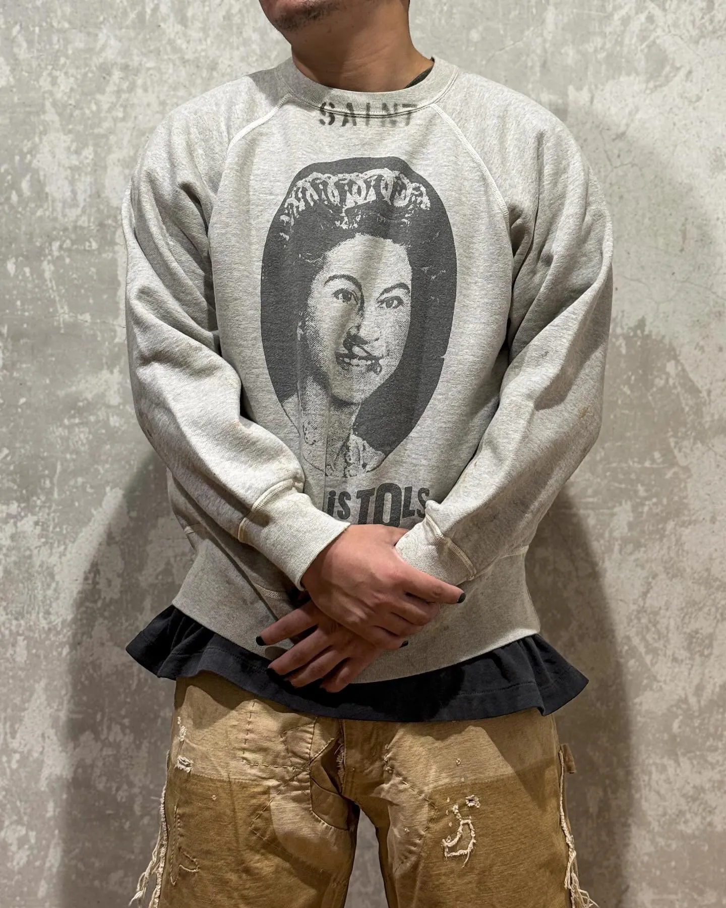 SAINT Mxxxxxx x SEX PISTOLS QUEEN SP_CREW SWT/GRAY band co-branded retro sweatshirt Queen's distressed sweatshirt with holes Distressed gray S-XL Retro distressed distressed hole wash treatment Hand-made graffiti treatment Factory four-needle six-thread boneless sewing Correct co-branded collar label/correct fruit label/wash water label/little angel label